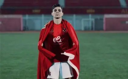 أشرف بن شرقي بقميص الأهلي خلال مباراة في الدوري المصري