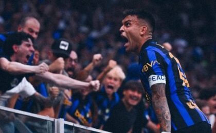 لاوتارو مارتينيز لاعب إنتر ميلان خلال احتفال سابق مع الجماهير قبل مواجهة أودينيزي