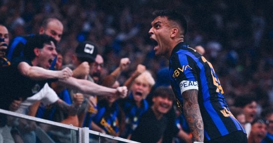 لاوتارو مارتينيز لاعب إنتر ميلان خلال احتفال سابق مع الجماهير قبل مواجهة أودينيزي