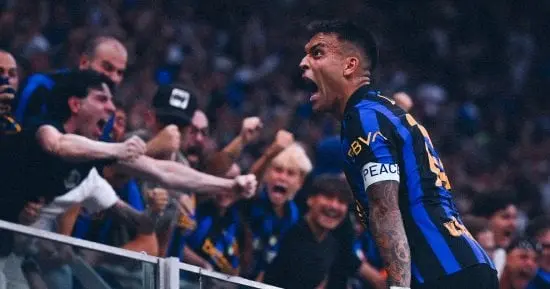 لاوتارو مارتينيز لاعب إنتر ميلان خلال احتفال سابق مع الجماهير قبل مواجهة أودينيزي
