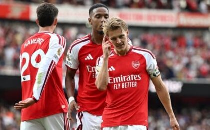 نابولي يستضيف أرسنال على ملعب دييجو أرماندو مارادونا في دوري أبطال أوروبا